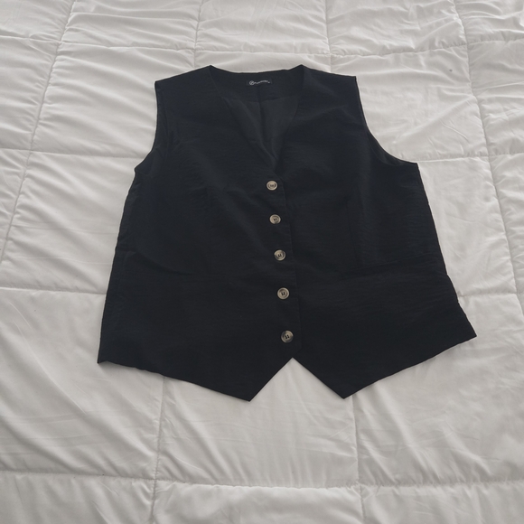 💚 2/$12 or 3/$17  PrettyGarden Black Vest & Shorts Set - Picture 2 of 9